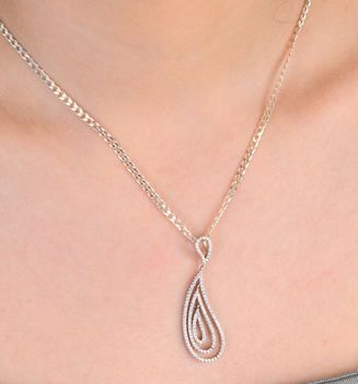 Srebrna zawieszka cyrkonie Moglie Ślubne Zawieszka Dall'Acqua ze srebra próby 925 z cyrkoniami Z VI12 056. Długość zawieszki wynosi 4,5cm. DALL'ACQUA to marka podkreślająca kobiece piękno, łącząca idealnie k (5).JPG